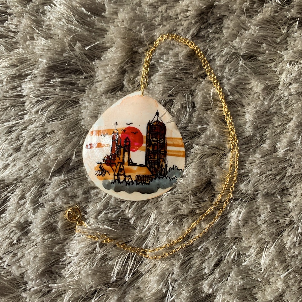 Cute Seashell Necklace With Beautiful Scene!